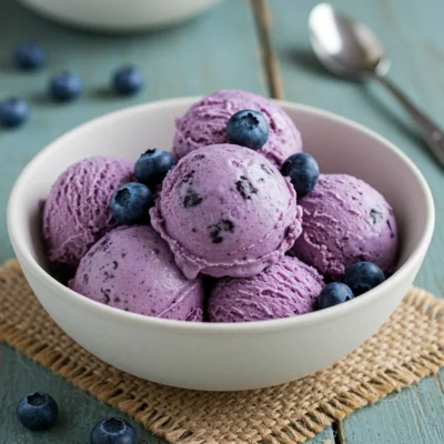 Helado de arándanos con frutos frescos