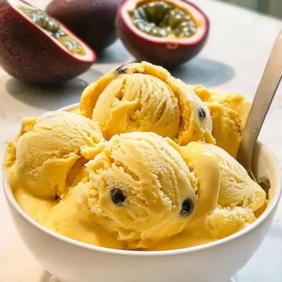 Helado cremoso de maracuyá servido en un bol