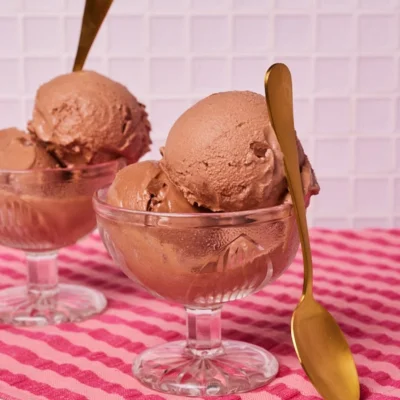 Copas de helado de chocolate sin azúcar